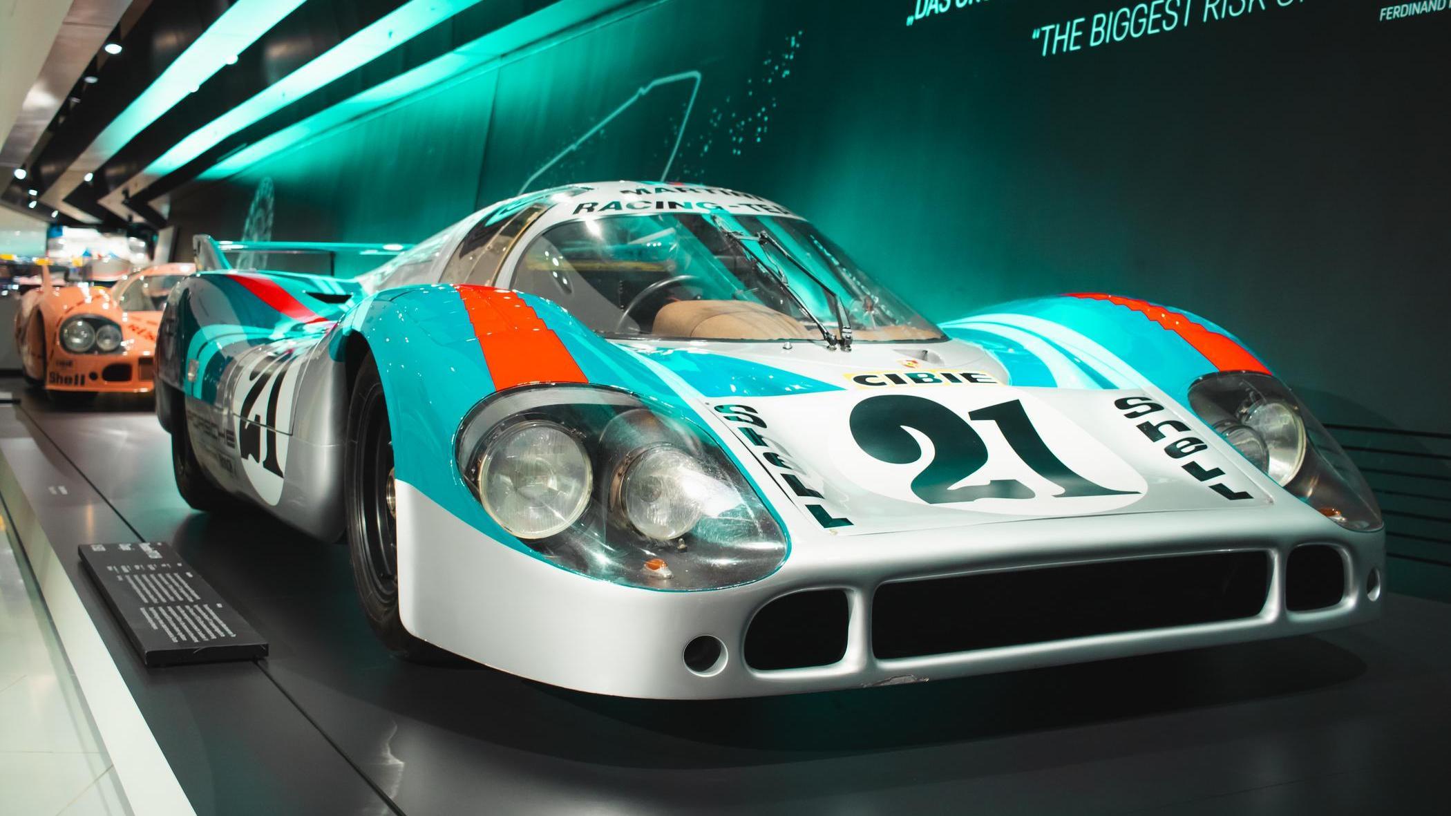 Ansicht eines Porsche 917 im Farbschema der Marke Martini (Rot, Blau, Weiß) im Porsche Museum.