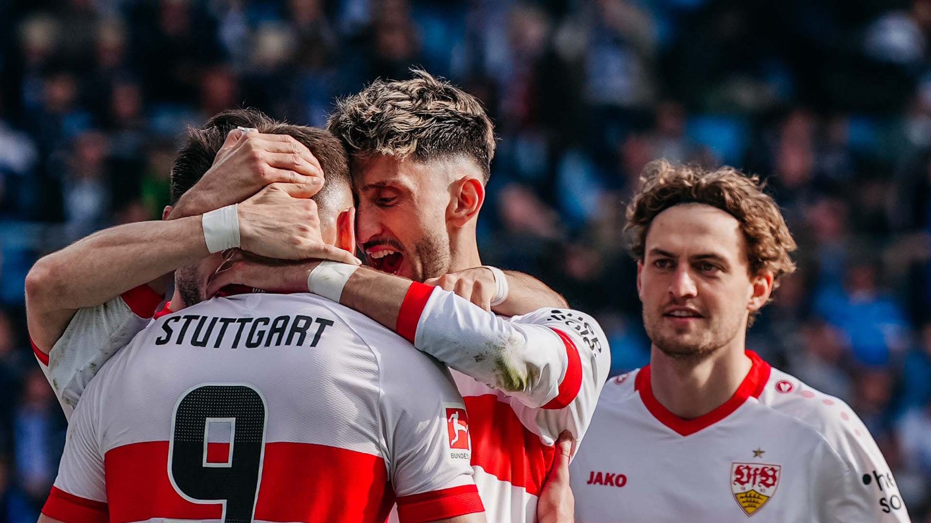 Vier Spieler des VfB jubeln gemeinsam.