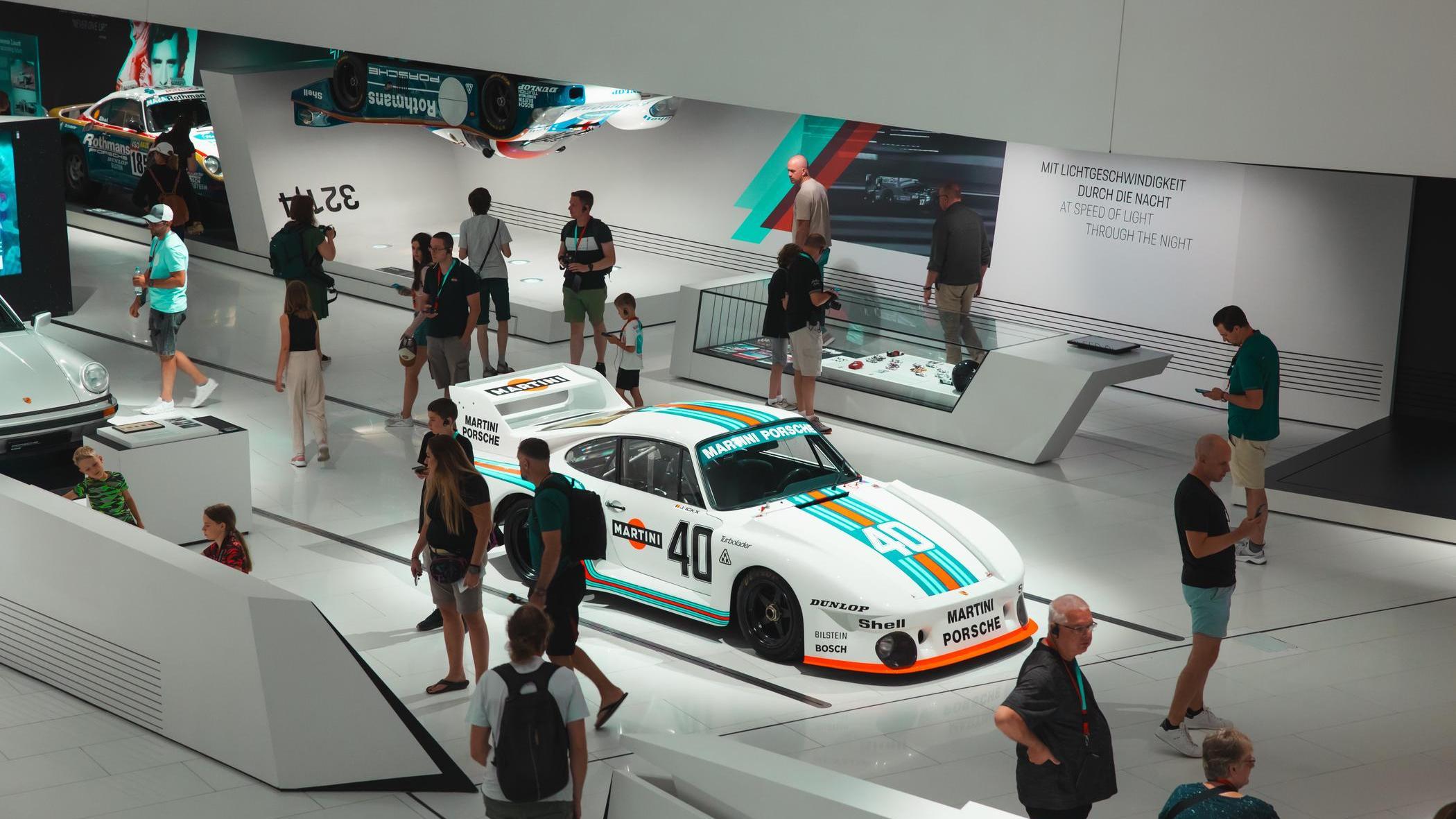 Ansicht eines Porsche 935/78 im Farbschema der Marke Martini (Rot, Blau, Weiß) im Porsche Museum.