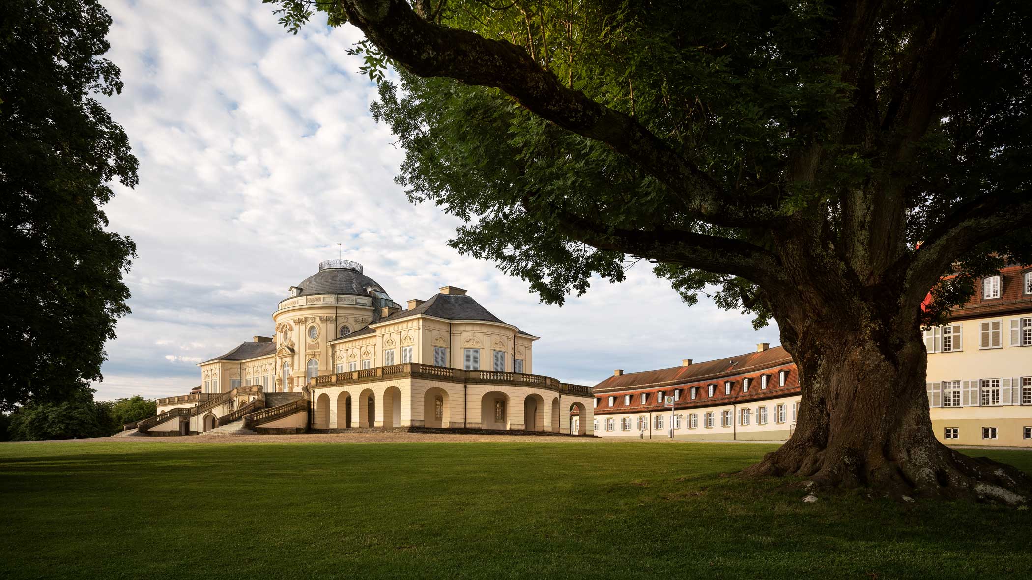 Blick auf das Schloss von außen, aus Richtung des Gartens.