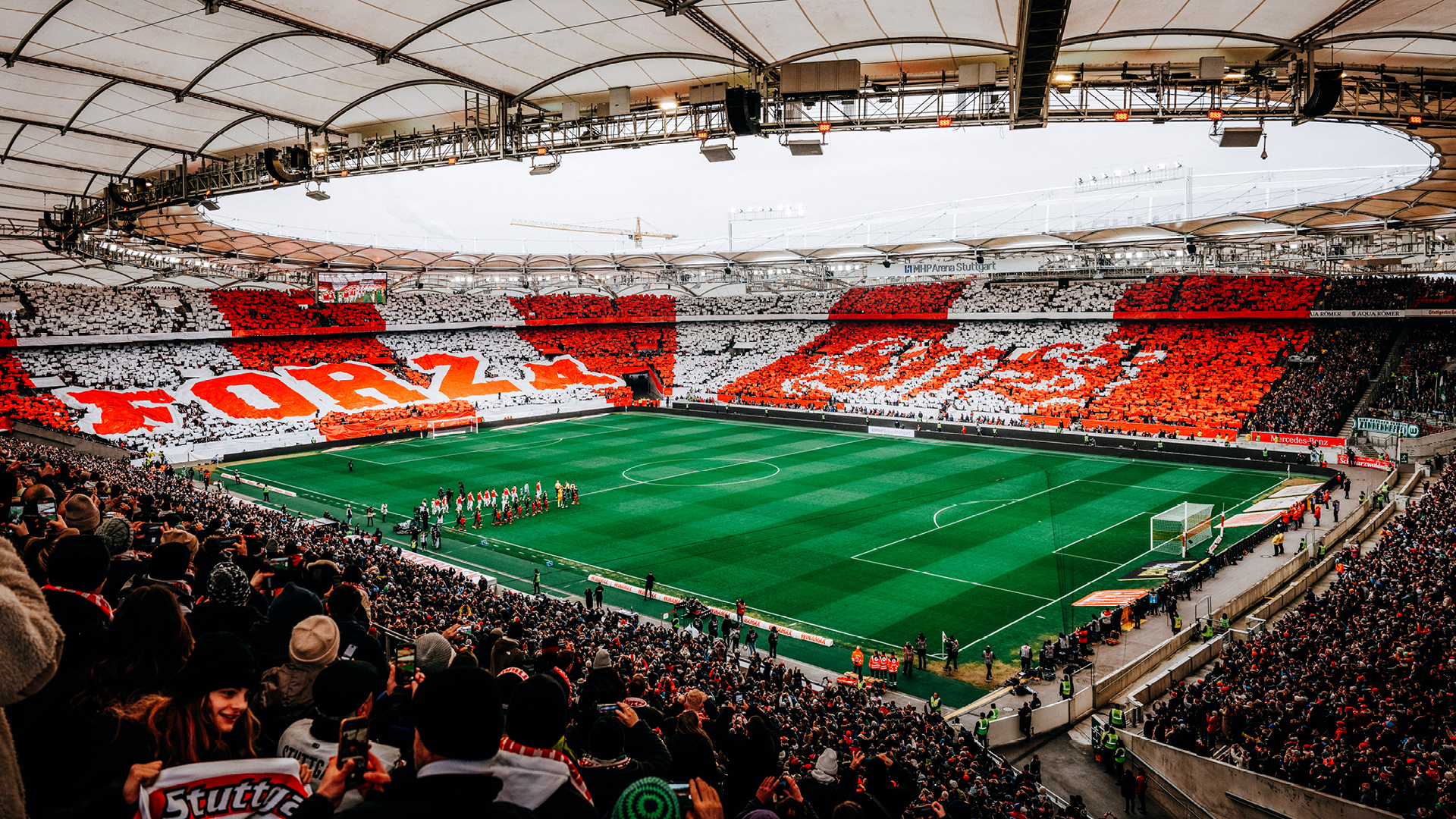 Blick ins Stadion aus einem der oberen Ränge. Die Fans zeigen eine Choreo in Rot und Weiß.