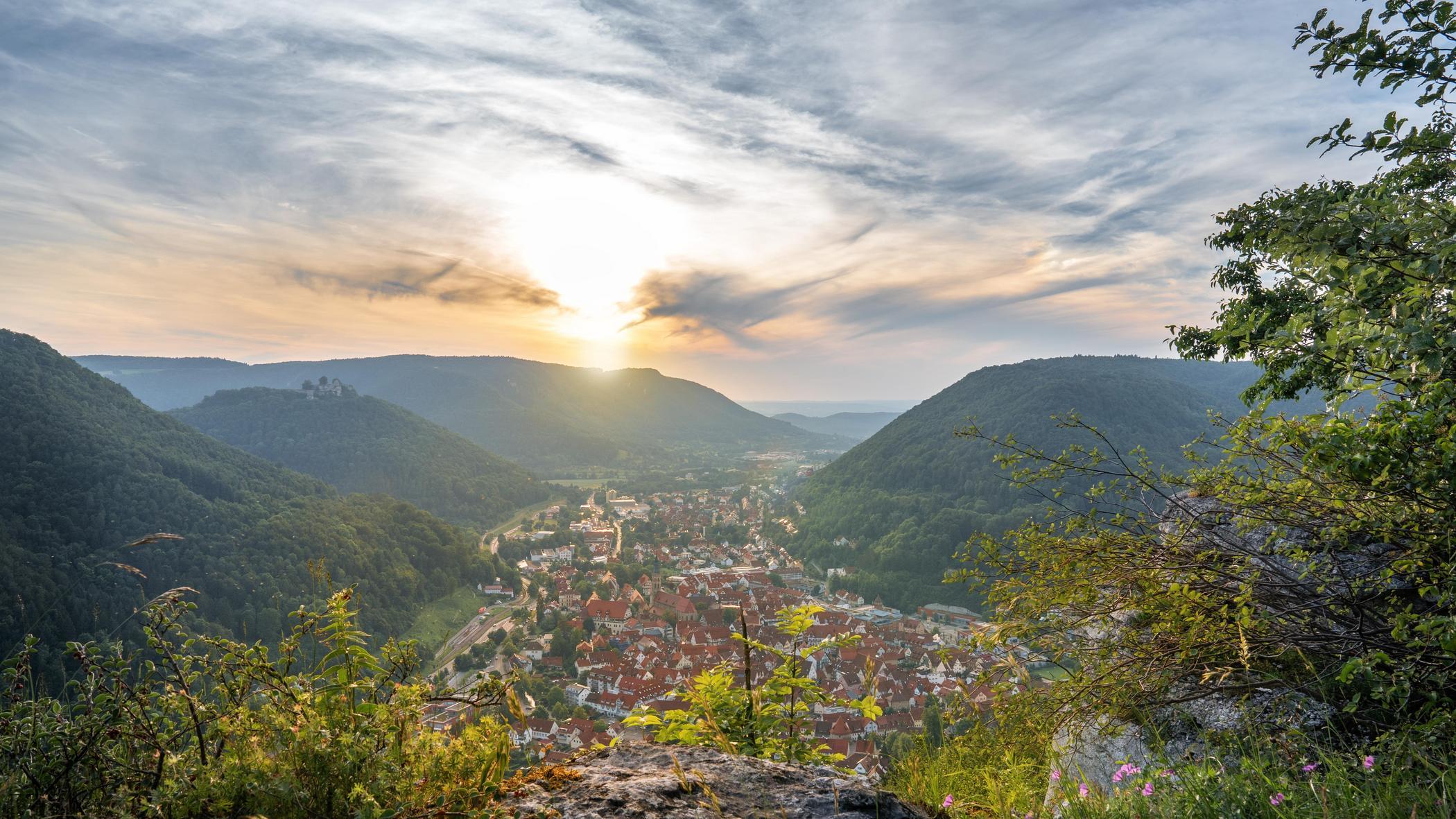 Malerische Aussicht auf Bad Urach und das Ermstal im Licht der untergehenden Sonne.
