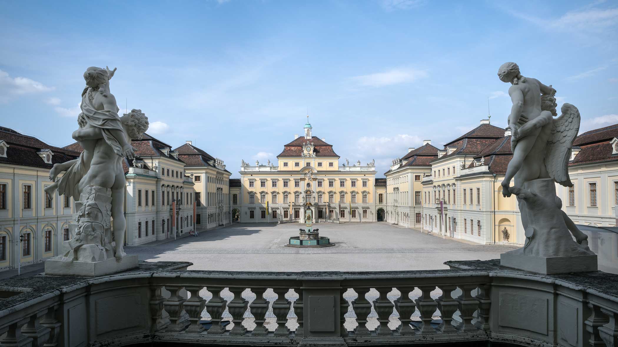 Blick vom Balkon auf den Innenhof mit Brunnen.