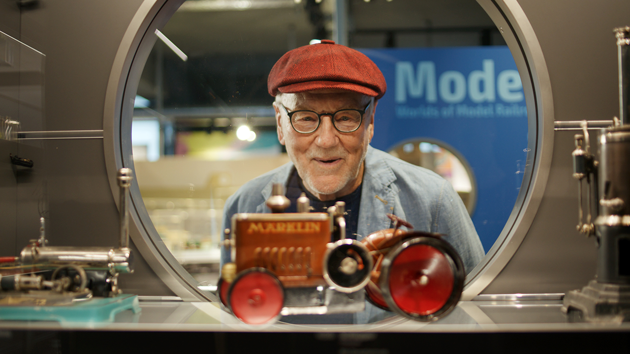 Ein älterer Herr bestaunt das Modell eines Traktors im Museum Märklineum.