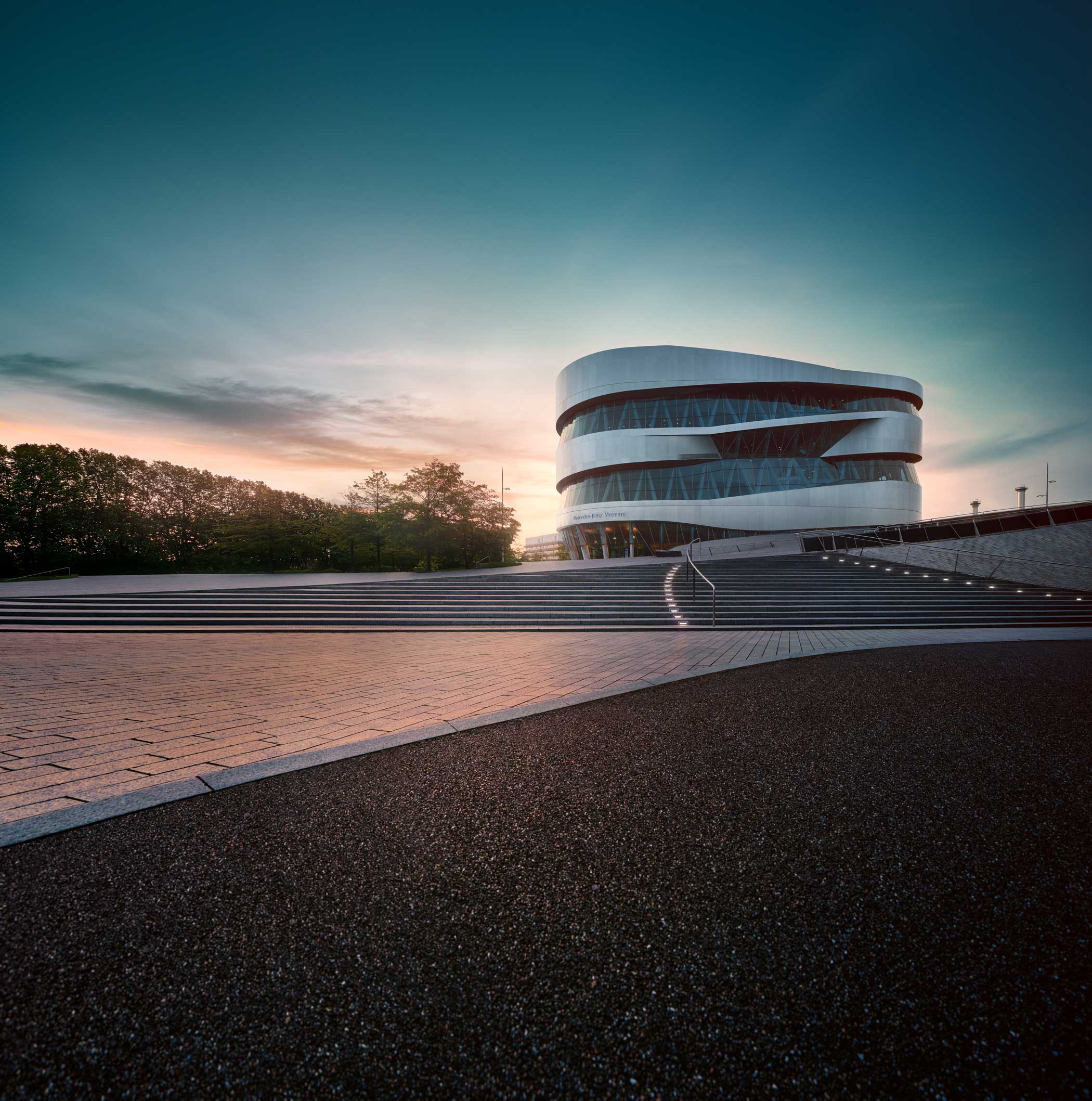 Mercedes-Benz Museum im Gegenlicht der aufgehenden Sonne
